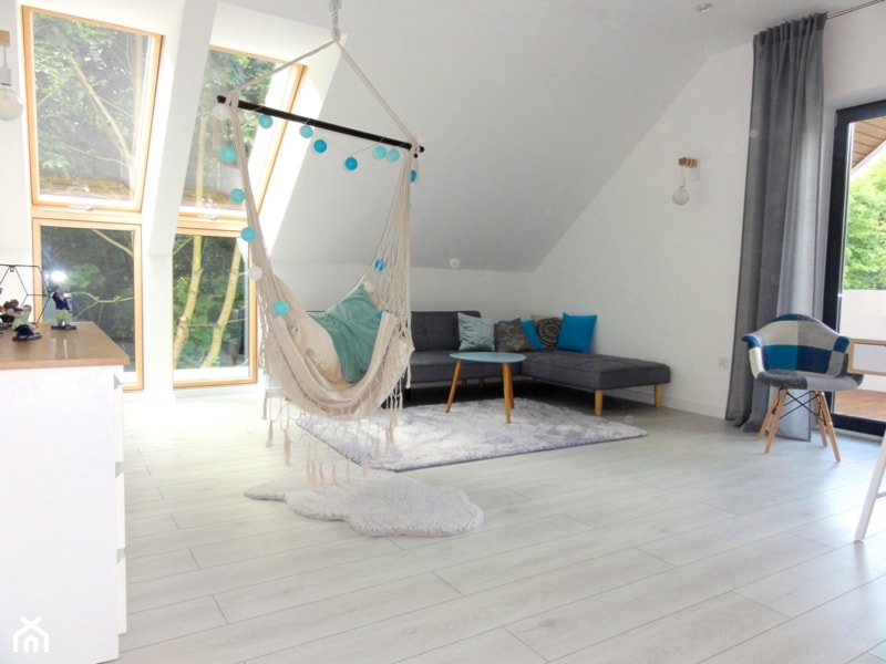 Nowoczesna Stodoła - Duża biała sypialnia na poddaszu, styl skandynawski - zdjęcie od Ania Fijolek