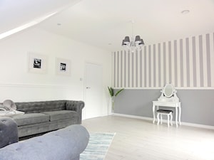 Nowoczesna Stodoła - Duża biała szara sypialnia, styl glamour - zdjęcie od Ania Fijolek