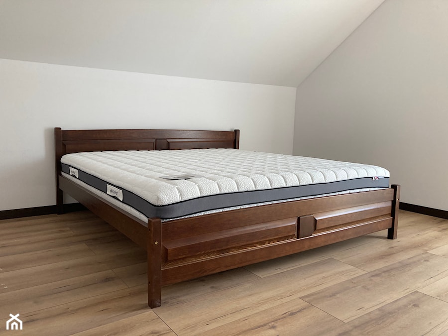 Materac Hilding Salsa połączony z klasycznym łóżkiem drewnianym Sosnowym - zdjęcie od Sypialnie Roxa