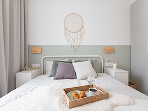 Jasna, minimalistyczna sypialnia z nutką klimatu boho - zdjęcie od Flat-white.pl