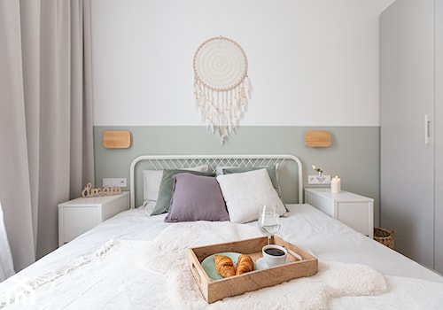 Jasna, minimalistyczna sypialnia z nutką klimatu boho - zdjęcie od Flat-white.pl