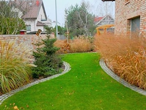 Ogród z ceglanymi murami