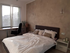 Dwa pokoje w kawalerce - Średnia biała szara z biurkiem sypialnia, styl nowoczesny - zdjęcie od MOKKA Kaja Jaskola