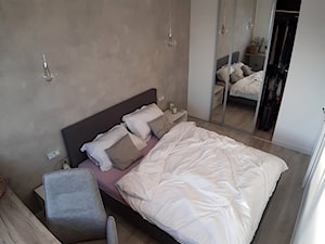 Dwa pokoje w kawalerce - Mała biała szara z biurkiem sypialnia, styl nowoczesny - zdjęcie od MOKKA Kaja Jaskola