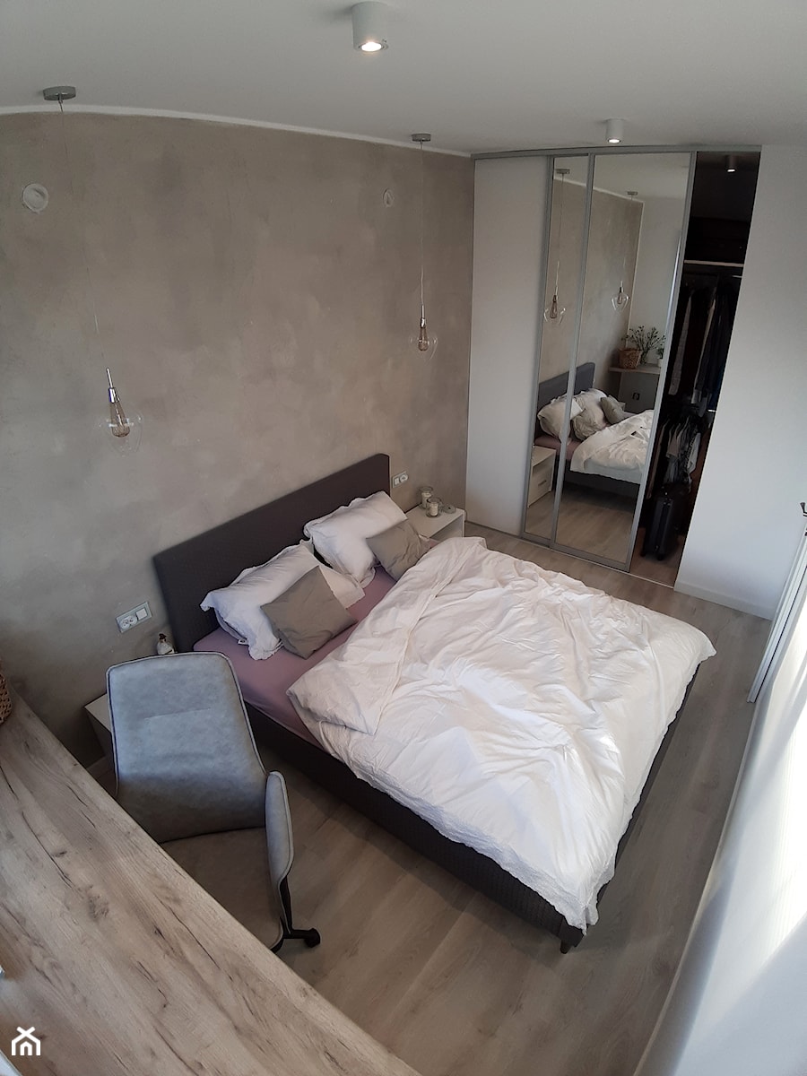 Dwa pokoje w kawalerce - Mała biała szara z biurkiem sypialnia, styl nowoczesny - zdjęcie od MOKKA Kaja Jaskola