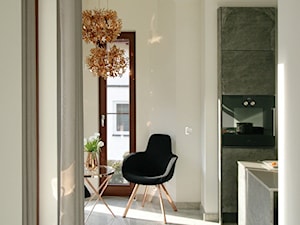 ELEGANCJA - Średnia otwarta z kamiennym blatem biała z zabudowaną lodówką kuchnia dwurzędowa z oknem, styl nowoczesny - zdjęcie od PERIHDESIGN