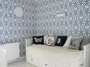 EKLEKTYCZNIE - Mały biały niebieski pokój dziecka dla dziecka dla nastolatka dla chłopca dla dziewczynki, styl skandynawski - zdjęcie od PERIHDESIGN