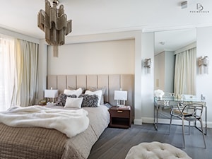 Apartament w stylu NEW YORK - Duża biała szara sypialnia, styl glamour - zdjęcie od PERIHDESIGN