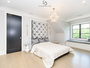 dom w CHICAGO - Duża biała szara sypialnia na poddaszu, styl tradycyjny - zdjęcie od PERIHDESIGN