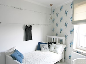 EKLEKTYCZNIE - Mały biały pokój dziecka dla nastolatka dla chłopca dla dziewczynki, styl skandynawski - zdjęcie od PERIHDESIGN