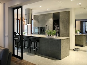 ELEGANCJA - Średnia otwarta z salonem biała z zabudowaną lodówką kuchnia dwurzędowa, styl nowoczesny - zdjęcie od PERIHDESIGN