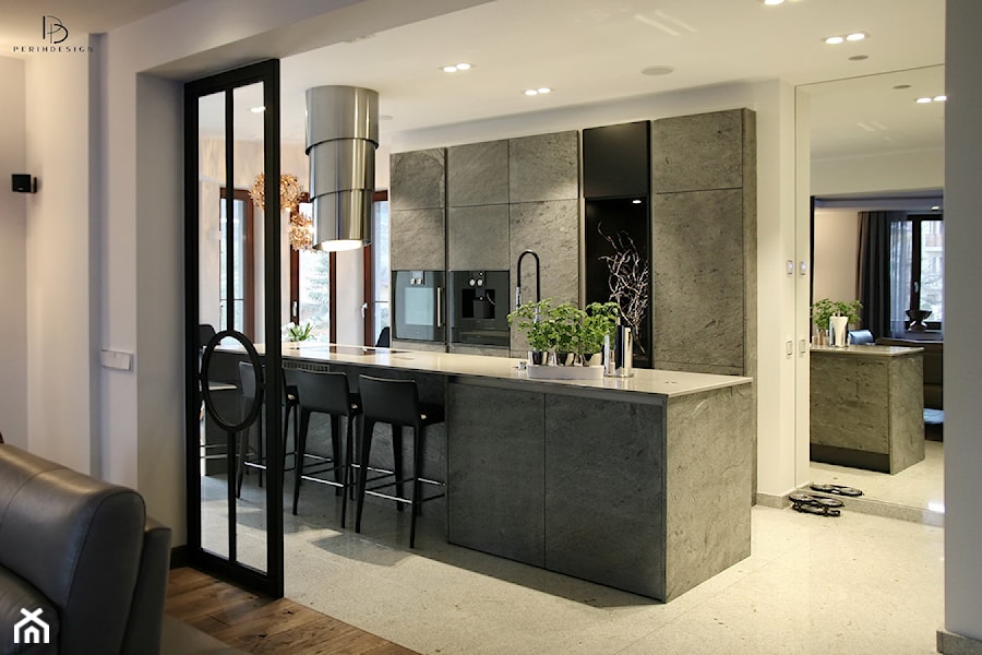 ELEGANCJA - Średnia otwarta z salonem biała z zabudowaną lodówką kuchnia dwurzędowa, styl nowoczesny - zdjęcie od PERIHDESIGN