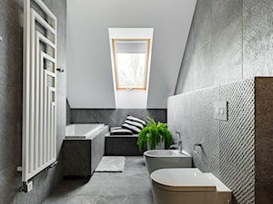 DOM pod Krakowem - Średnia na poddaszu z punktowym oświetleniem łazienka z oknem, styl nowoczesny - zdjęcie od PERIHDESIGN