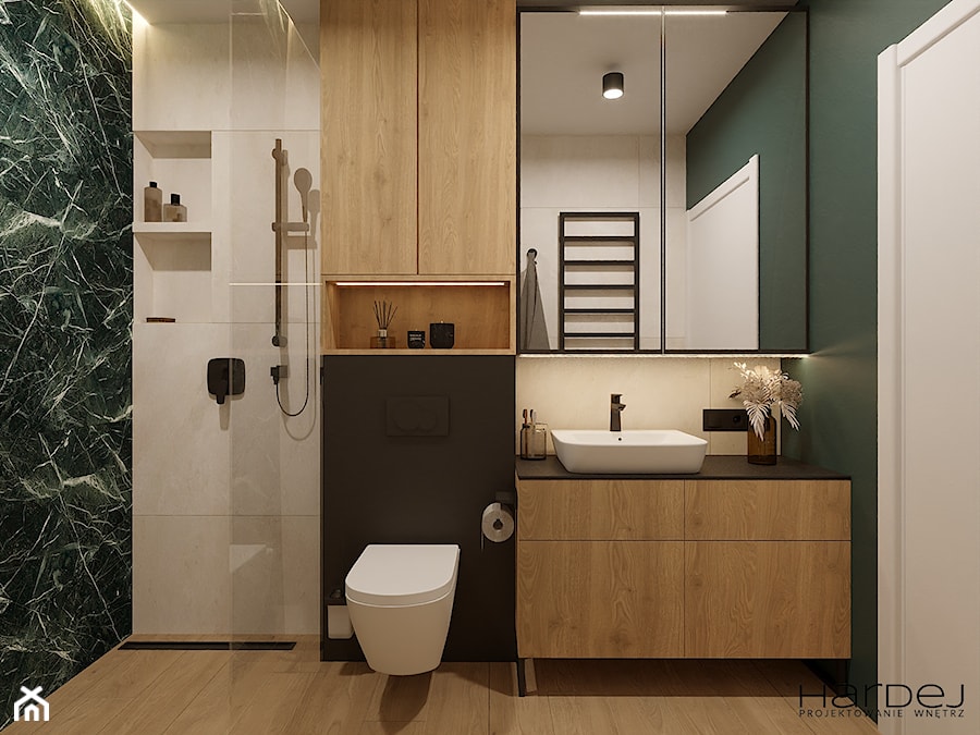 Zielone i jasnobeżowe płytki, szafki laminat drewnopodobny, czarny blat, czarna armatura w łazience - zdjęcie od Monika Hardej Architekt