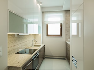 Niewielkie mieszkanie z elementami Glamour - Kuchnia, styl glamour - zdjęcie od Monika Hardej Architekt