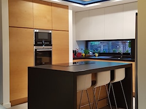 Duża kuchnia z wyspą, biało-drewniana kuchnia, dębowe fornirowane fronty w kuchni, przestronna wyspa w kuchni - zdjęcie od Monika Hardej Architekt