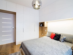 inspiracja drewnem - Średnia biała sypialnia, styl skandynawski - zdjęcie od Monika Hardej Architekt