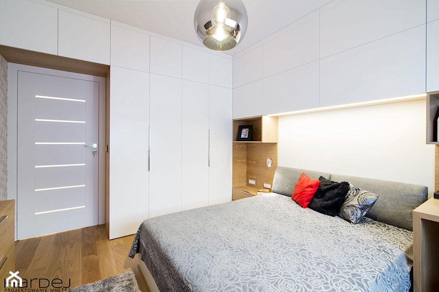 inspiracja drewnem - Średnia biała sypialnia, styl skandynawski - zdjęcie od Monika Hardej Architekt