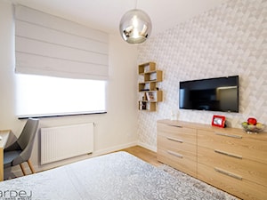 inspiracja drewnem - Średnia szara z biurkiem sypialnia, styl skandynawski - zdjęcie od Monika Hardej Architekt