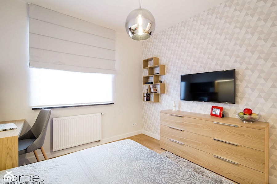 inspiracja drewnem - Średnia szara z biurkiem sypialnia, styl skandynawski - zdjęcie od Monika Hardej Architekt