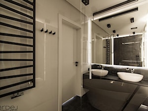 Industrialne inspiracje - Mała bez okna z lustrem z dwoma umywalkami z punktowym oświetleniem łazienka, styl industrialny - zdjęcie od Monika Hardej Architekt