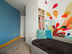 CEGŁA I BETON - Średni biały szary niebieski pokój dziecka dla nastolatka dla chłopca dla dziewczynki, styl nowoczesny - zdjęcie od Monika Hardej Architekt