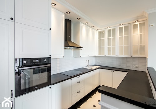 Mieszkanie w klimacie angielskim - Średnia otwarta z salonem biała z zabudowaną lodówką kuchnia w kształcie litery u, styl tradycyjny - zdjęcie od Monika Hardej Architekt
