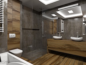 Ciemnoszara łazienka drewniana podłoga ciepłe drewniane fronty - zdjęcie od Monika Hardej Architekt