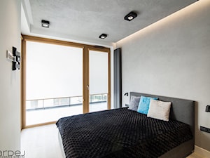 Industrialne inspiracje - Mała szara sypialnia z balkonem / tarasem, styl industrialny - zdjęcie od Monika Hardej Architekt