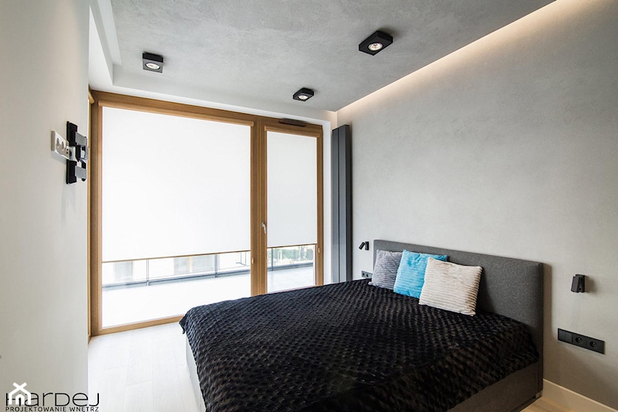 Industrialne inspiracje - Mała szara sypialnia z balkonem / tarasem, styl industrialny - zdjęcie od Monika Hardej Architekt