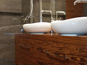 Dwie umywalki w łazience. fornirowane fronty w łazience - zdjęcie od Monika Hardej Architekt