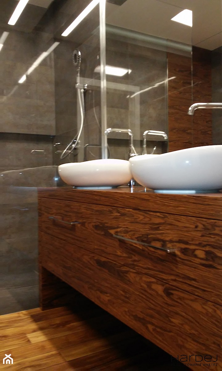 Dwie umywalki w łazience. fornirowane fronty w łazience - zdjęcie od Monika Hardej Architekt
