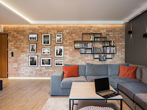Prawdziwa cegła rozbiórkowa w salonie - zdjęcie od Monika Hardej Architekt