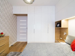 inspiracja drewnem - Średnia szara sypialnia, styl skandynawski - zdjęcie od Monika Hardej Architekt