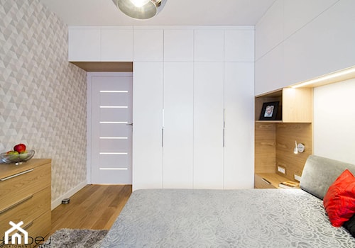 inspiracja drewnem - Średnia szara sypialnia, styl skandynawski - zdjęcie od Monika Hardej Architekt