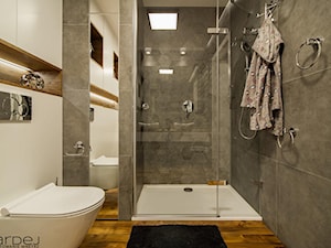 Drewniana podłoga w łazience - zdjęcie od Monika Hardej Architekt