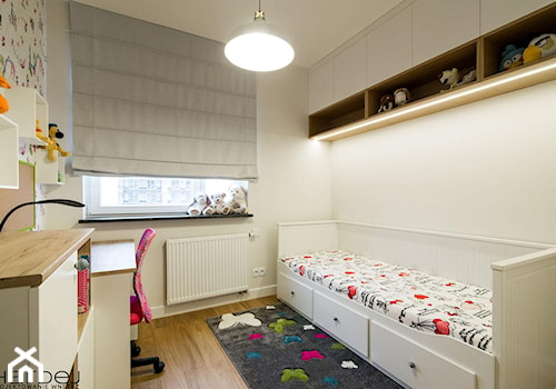 inspiracja drewnem - Średni biały pokój dziecka dla dziecka dla nastolatka dla chłopca dla dziewczynki, styl skandynawski - zdjęcie od Monika Hardej Architekt