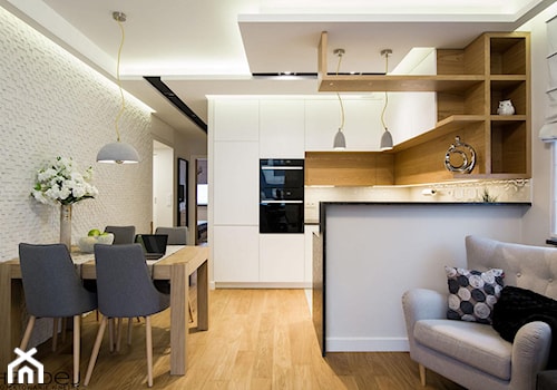 inspiracja drewnem - Mały biały szary salon z kuchnią z jadalnią, styl skandynawski - zdjęcie od Monika Hardej Architekt