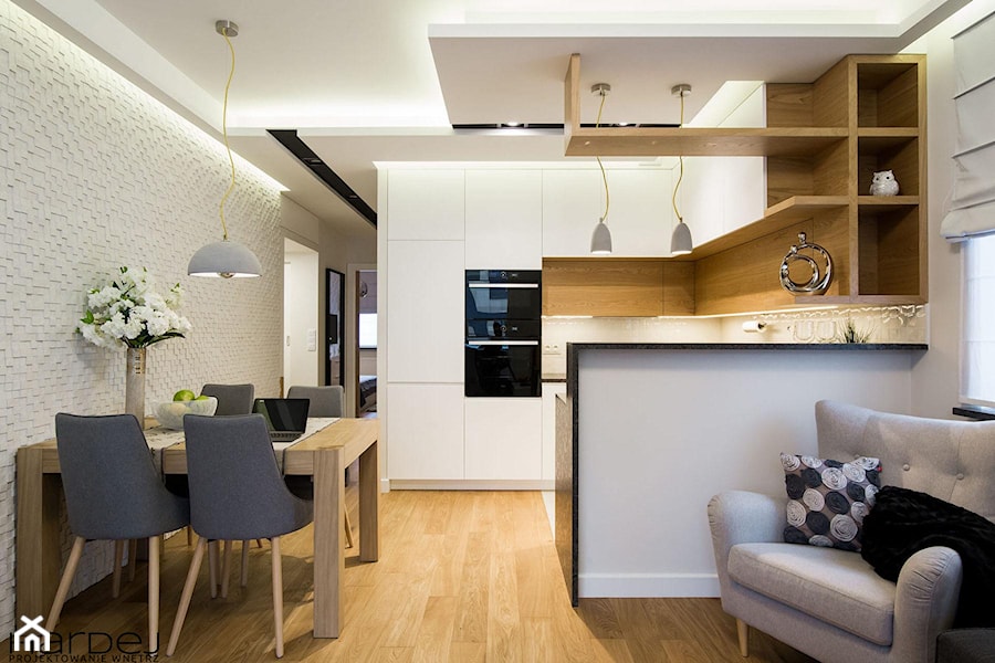 inspiracja drewnem - Mały biały szary salon z kuchnią z jadalnią, styl skandynawski - zdjęcie od Monika Hardej Architekt