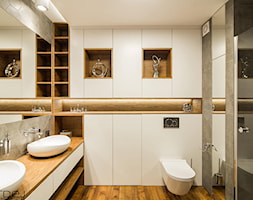 CEGŁA I BETON - Mała bez okna z lustrem z dwoma umywalkami z punktowym oświetleniem łazienka, styl ... - zdjęcie od Monika Hardej Architekt - Homebook