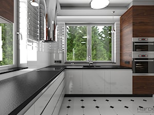 Kuchnia w stylu nowoczesnym - Średnia zamknięta z kamiennym blatem biała z zabudowaną lodówką z nabl ... - zdjęcie od Monika Hardej Architekt