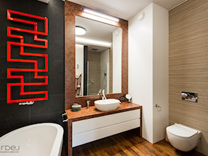 Ciepła drewniana tekowa podłoga w łazience - zdjęcie od Monika Hardej Architekt