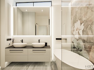 Apartament w stylu nowojorskim - Średnia bez okna z lustrem z dwoma umywalkami z marmurową podłogą z punktowym oświetleniem łazienka, styl glamour - zdjęcie od Monika Hardej Architekt