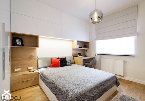 inspiracja drewnem - Średnia biała z biurkiem sypialnia, styl skandynawski - zdjęcie od Monika Hardej Architekt