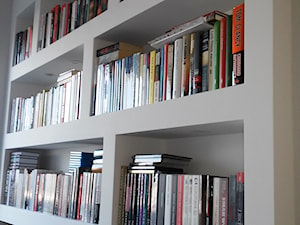 Biblioteka z g-k na dużą ilość książek i płyt CD - zdjęcie od Monika Hardej Architekt