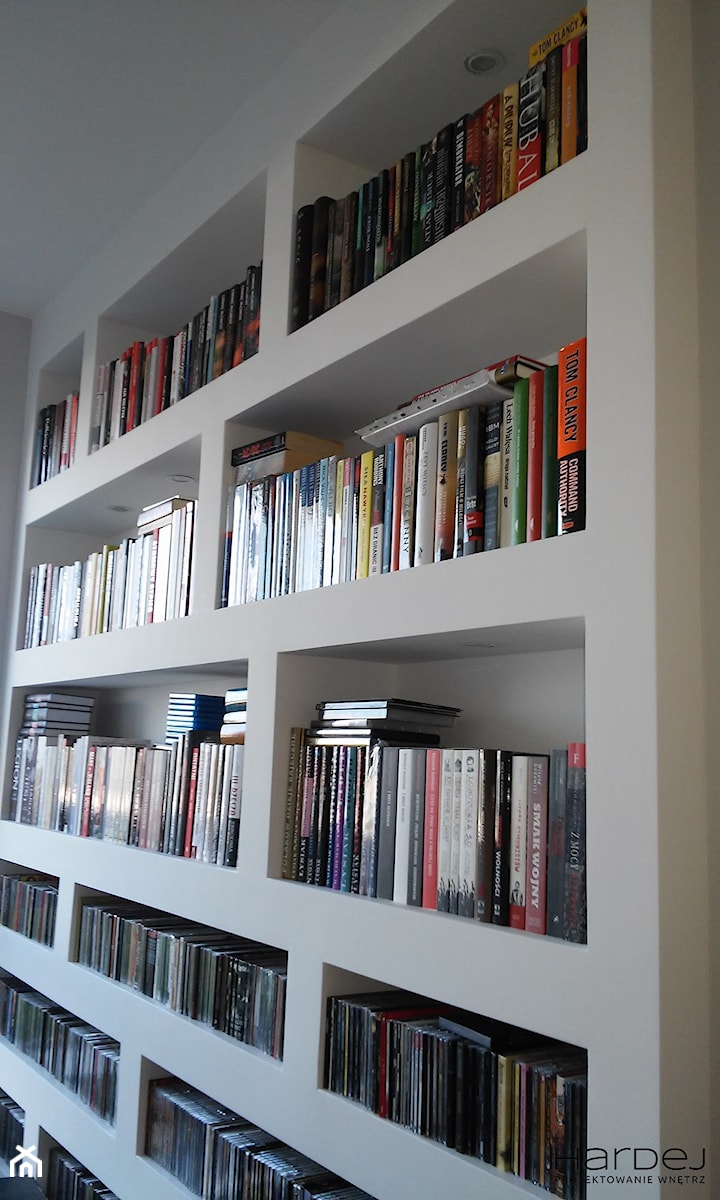 Biblioteka z g-k na dużą ilość książek i płyt CD - zdjęcie od Monika Hardej Architekt