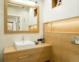 inspiracja drewnem - Mała bez okna z lustrem z punktowym oświetleniem łazienka, styl skandynawski - zdjęcie od Monika Hardej Architekt - Homebook