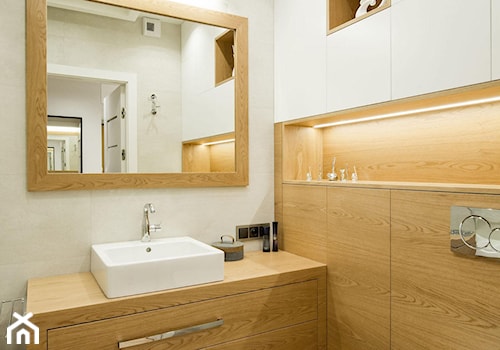 inspiracja drewnem - Mała bez okna z lustrem z punktowym oświetleniem łazienka, styl skandynawski - zdjęcie od Monika Hardej Architekt