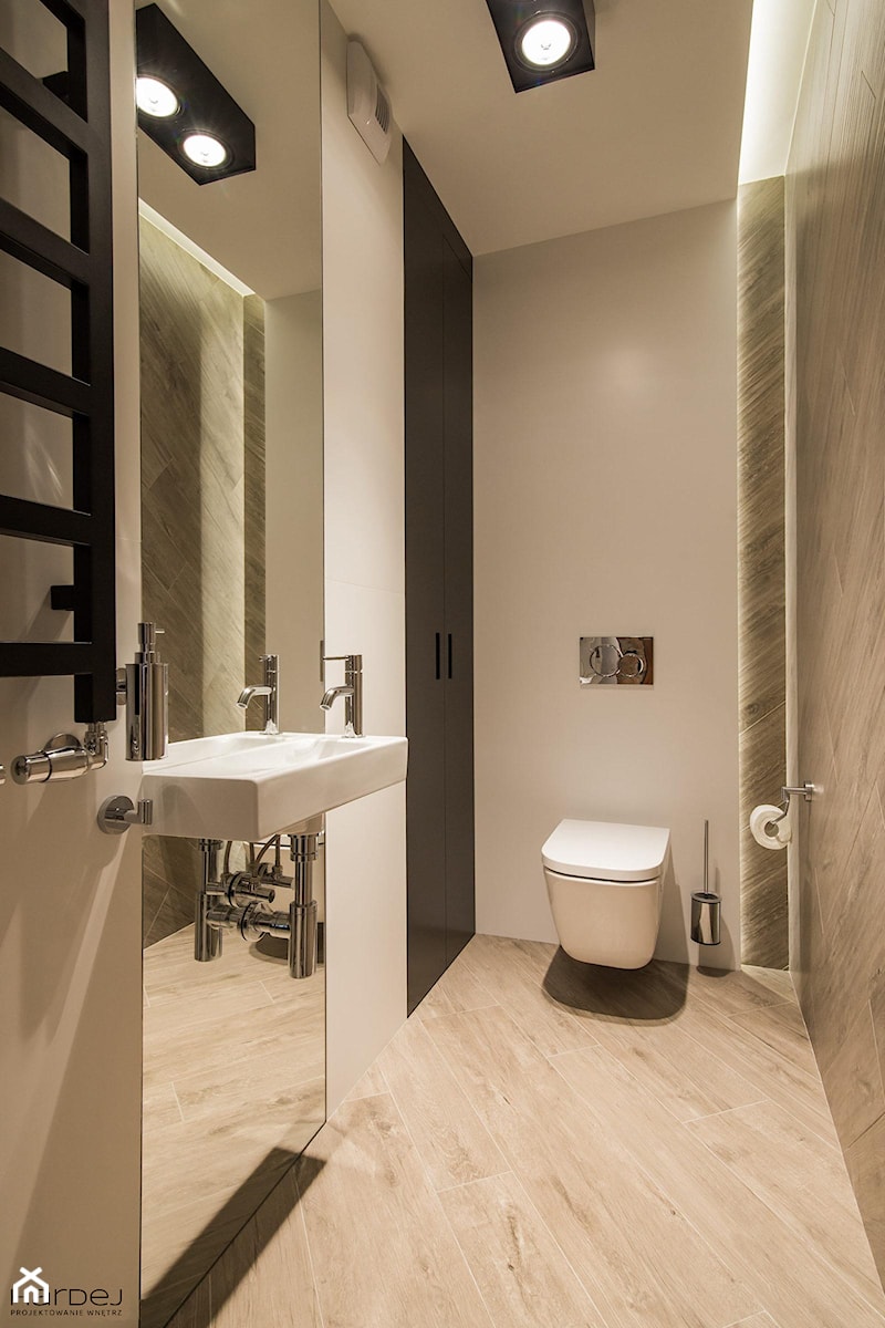Mała wąska toaleta (1) - zdjęcie od Monika Hardej Architekt