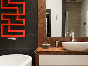 Drewniana zabudowa wokół lustra w łazience - zdjęcie od Monika Hardej Architekt